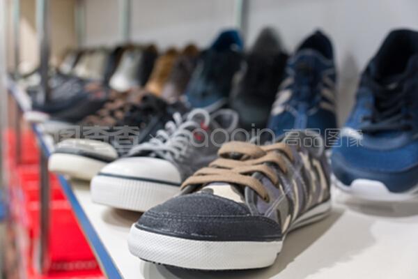 商店里的运动鞋零售